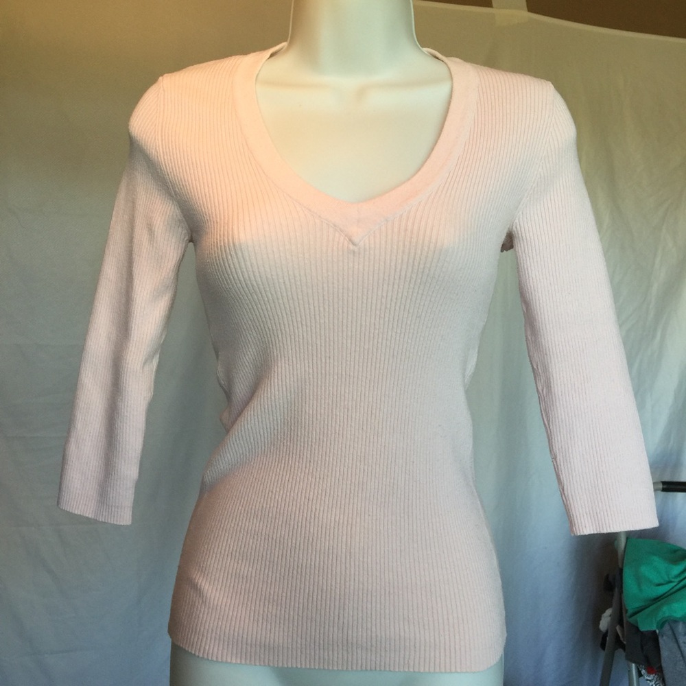 Pale pink V neck sweater. XS